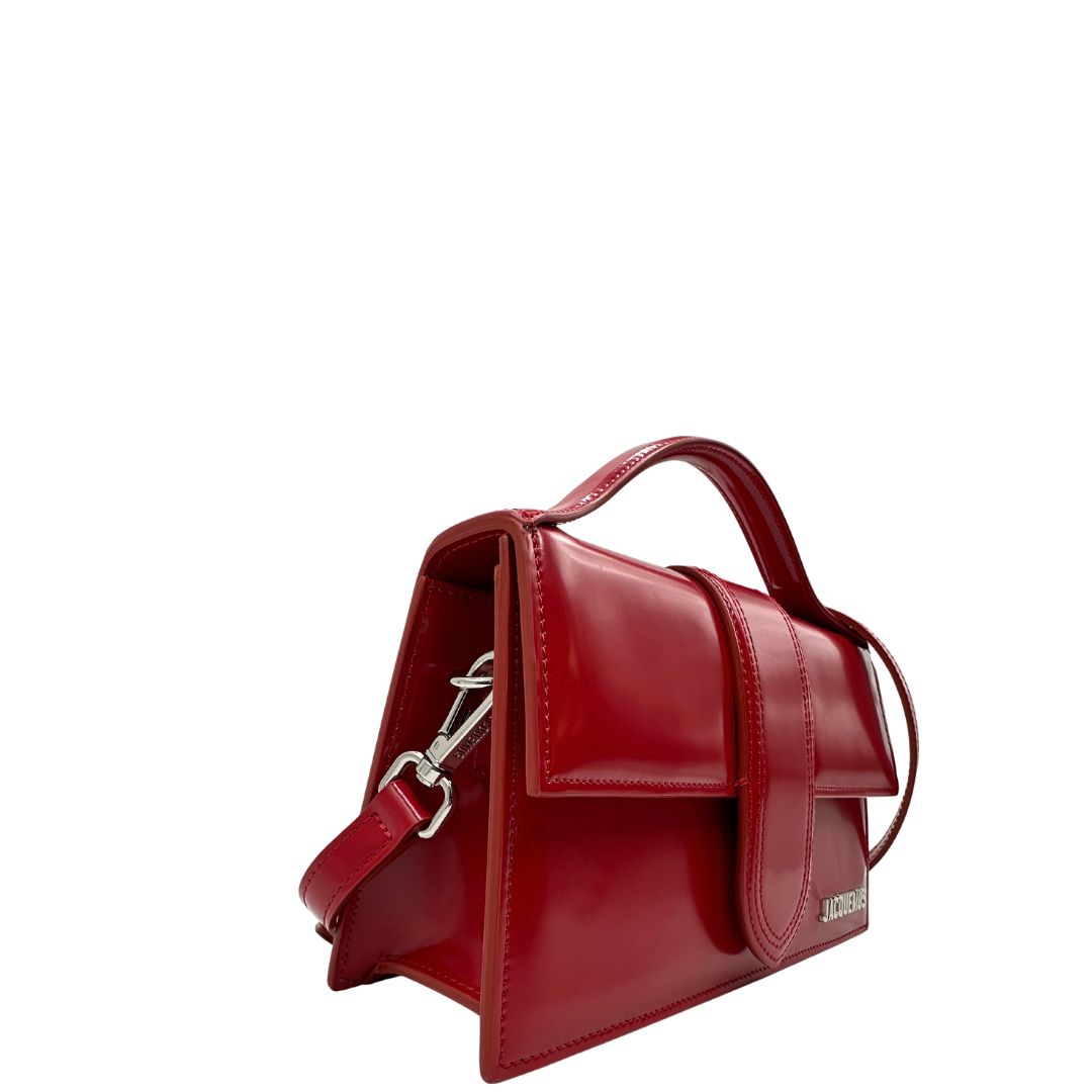 lato Borsa Jacquemus nella versione Le Grand Bambino in pelle rossa verniciata, di lusso, originale, eccellenti condizioni, usata. 