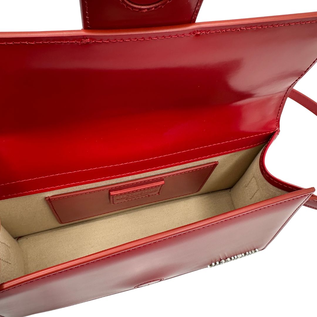 interno Borsa Jacquemus nella versione Le Grand Bambino in pelle rossa verniciata, di lusso, originale, eccellenti condizioni, usata. 