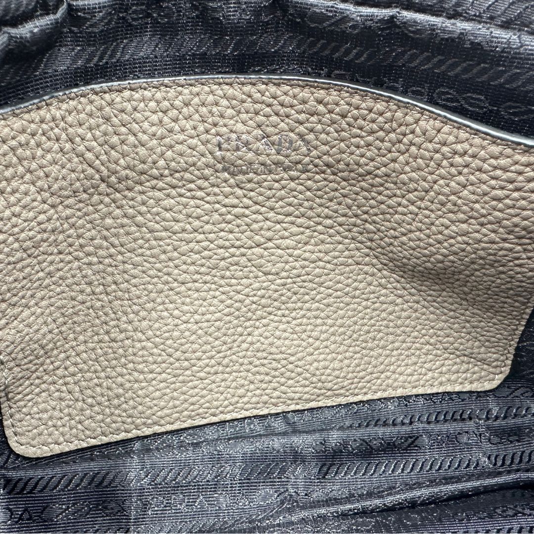 interno  Tracolla Prada in pelle martellata color tortora, di lusso, originale, ottime condizioni, usata. 