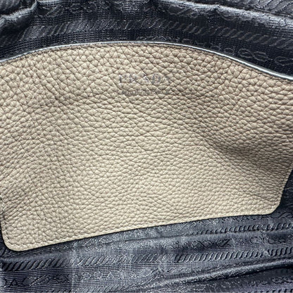 interno  Tracolla Prada in pelle martellata color tortora, di lusso, originale, ottime condizioni, usata. 