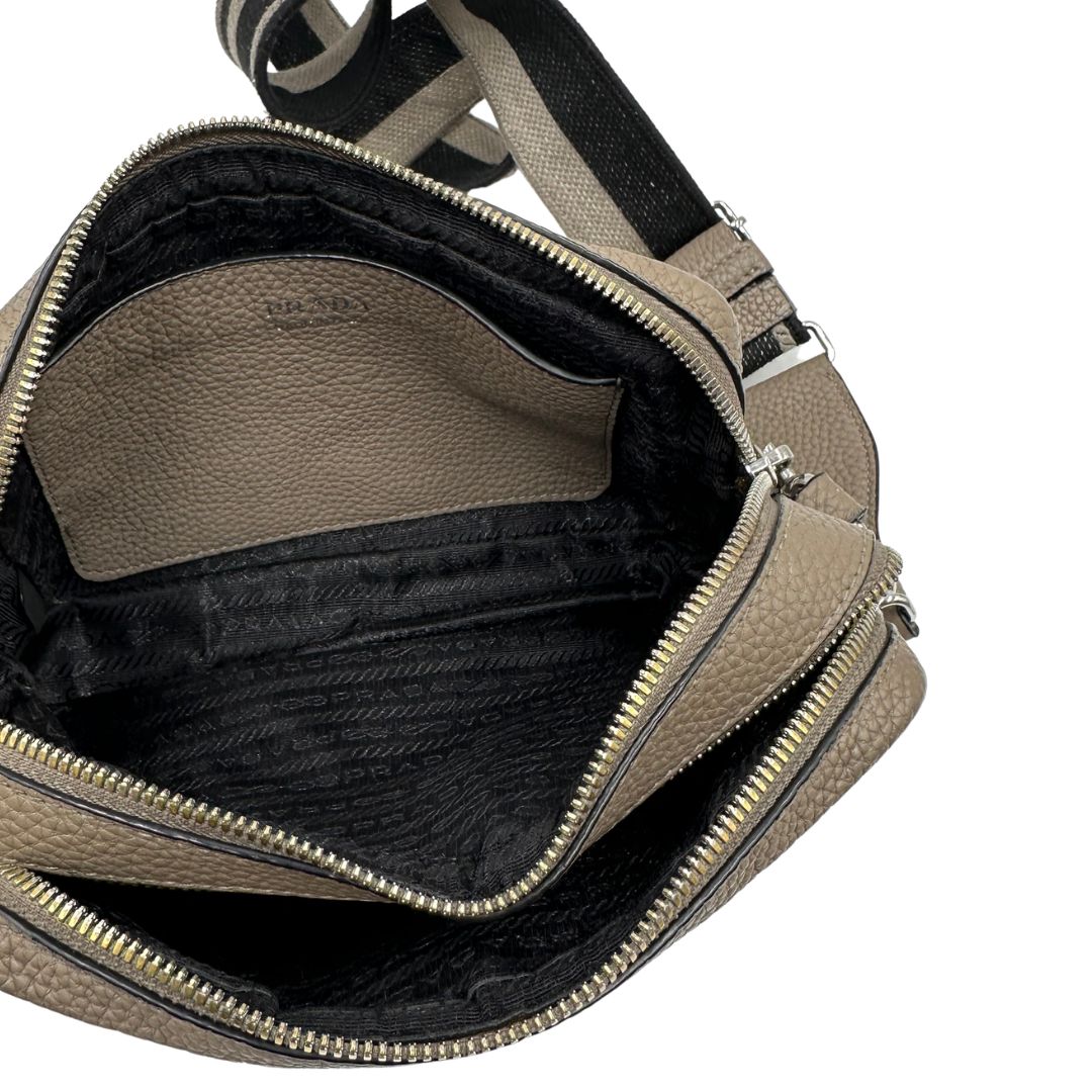 interno  Tracolla Prada in pelle martellata color tortora, di lusso, originale, ottime condizioni, usata. 