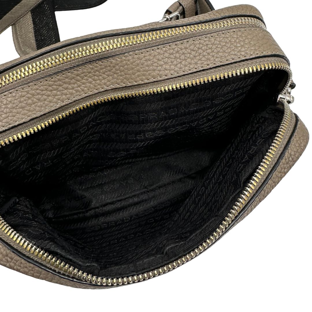 interno  Tracolla Prada in pelle martellata color tortora, di lusso, originale, ottime condizioni, usata. 