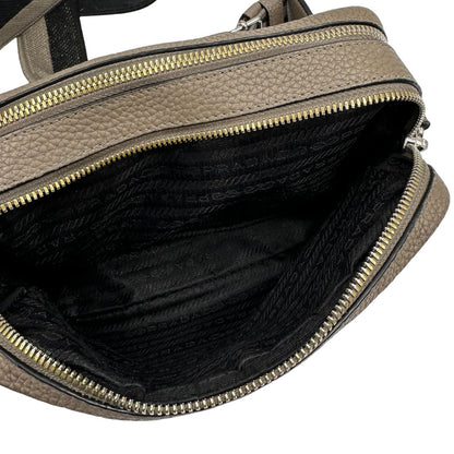 interno  Tracolla Prada in pelle martellata color tortora, di lusso, originale, ottime condizioni, usata. 