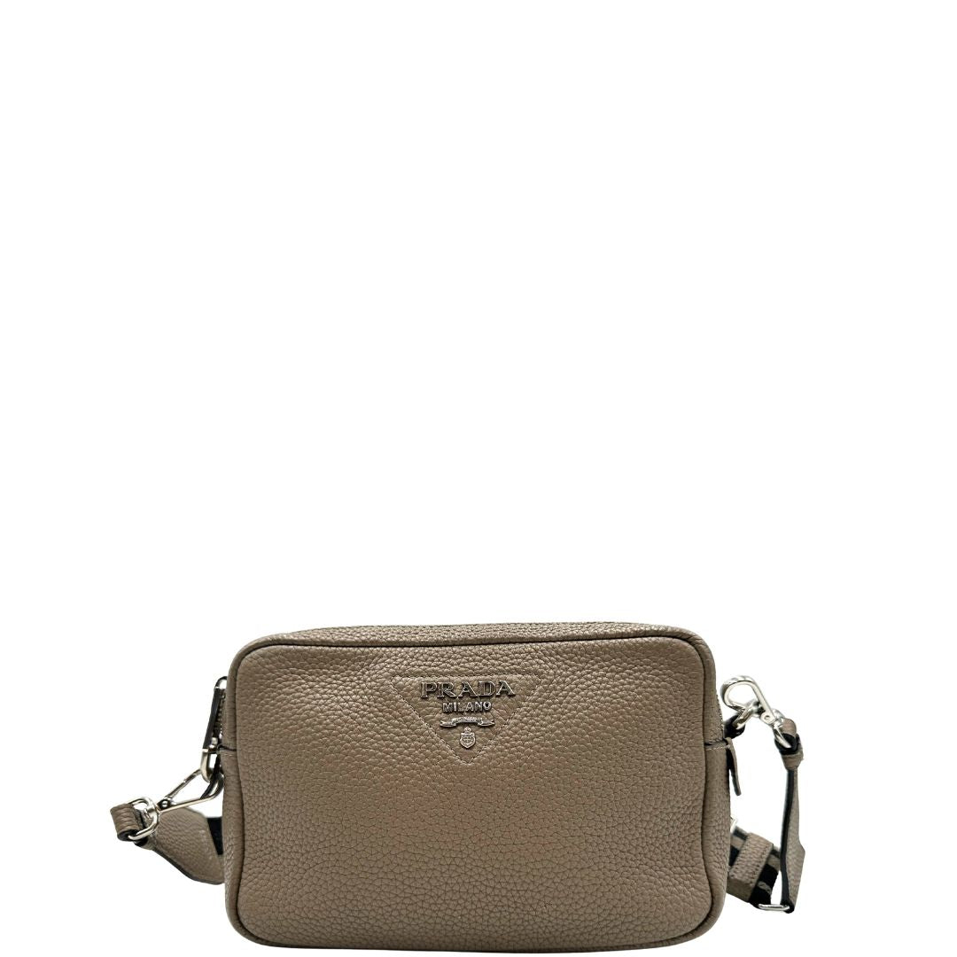 front  Tracolla Prada in pelle martellata color tortora, di lusso, originale, ottime condizioni, usata. 