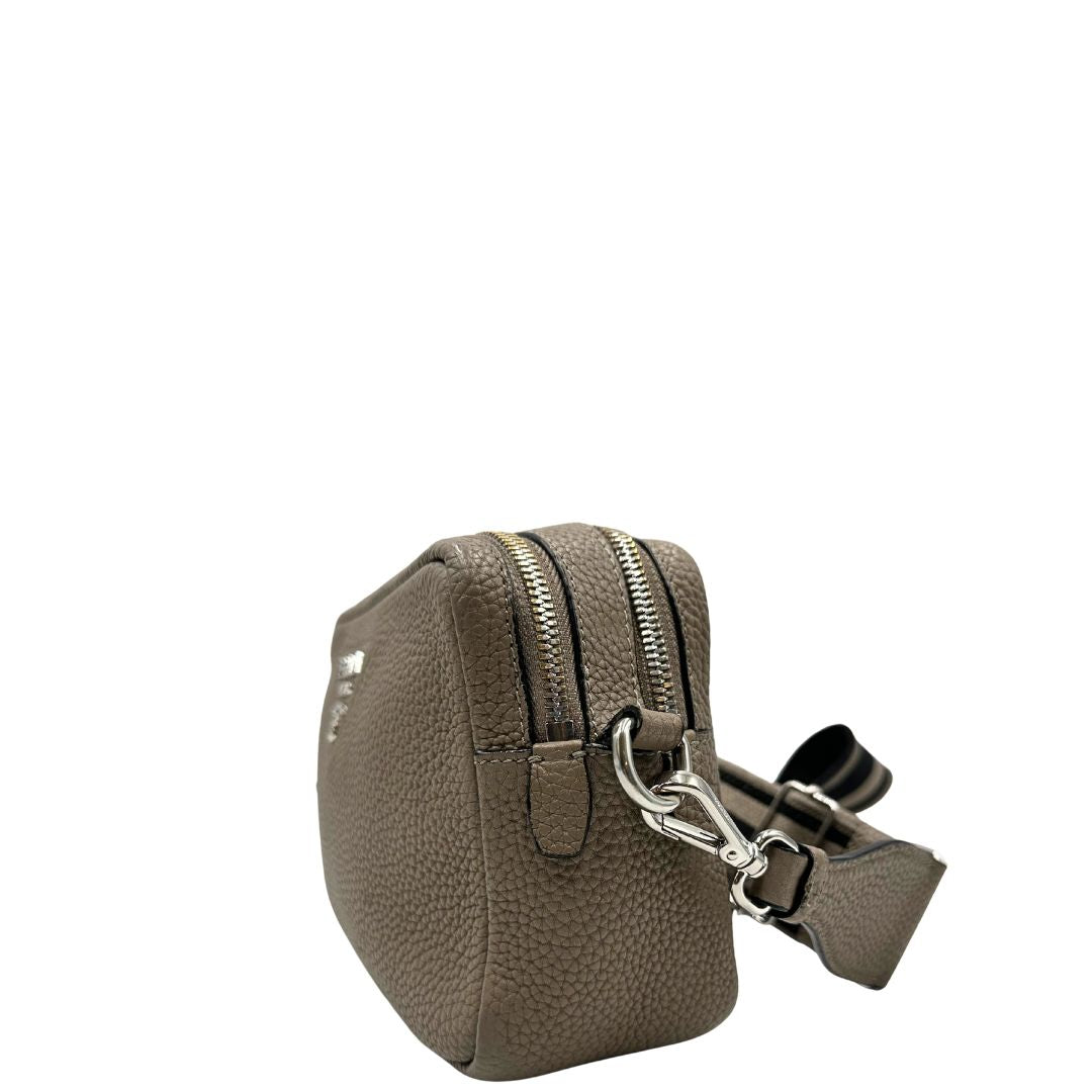 lato  Tracolla Prada in pelle martellata color tortora, di lusso, originale, ottime condizioni, usata. 