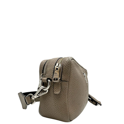 lato  Tracolla Prada in pelle martellata color tortora, di lusso, originale, ottime condizioni, usata. 