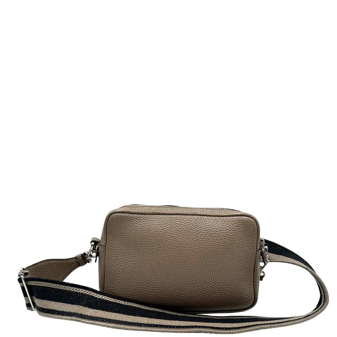 retro  Tracolla Prada in pelle martellata color tortora, di lusso, originale, ottime condizioni, usata. 