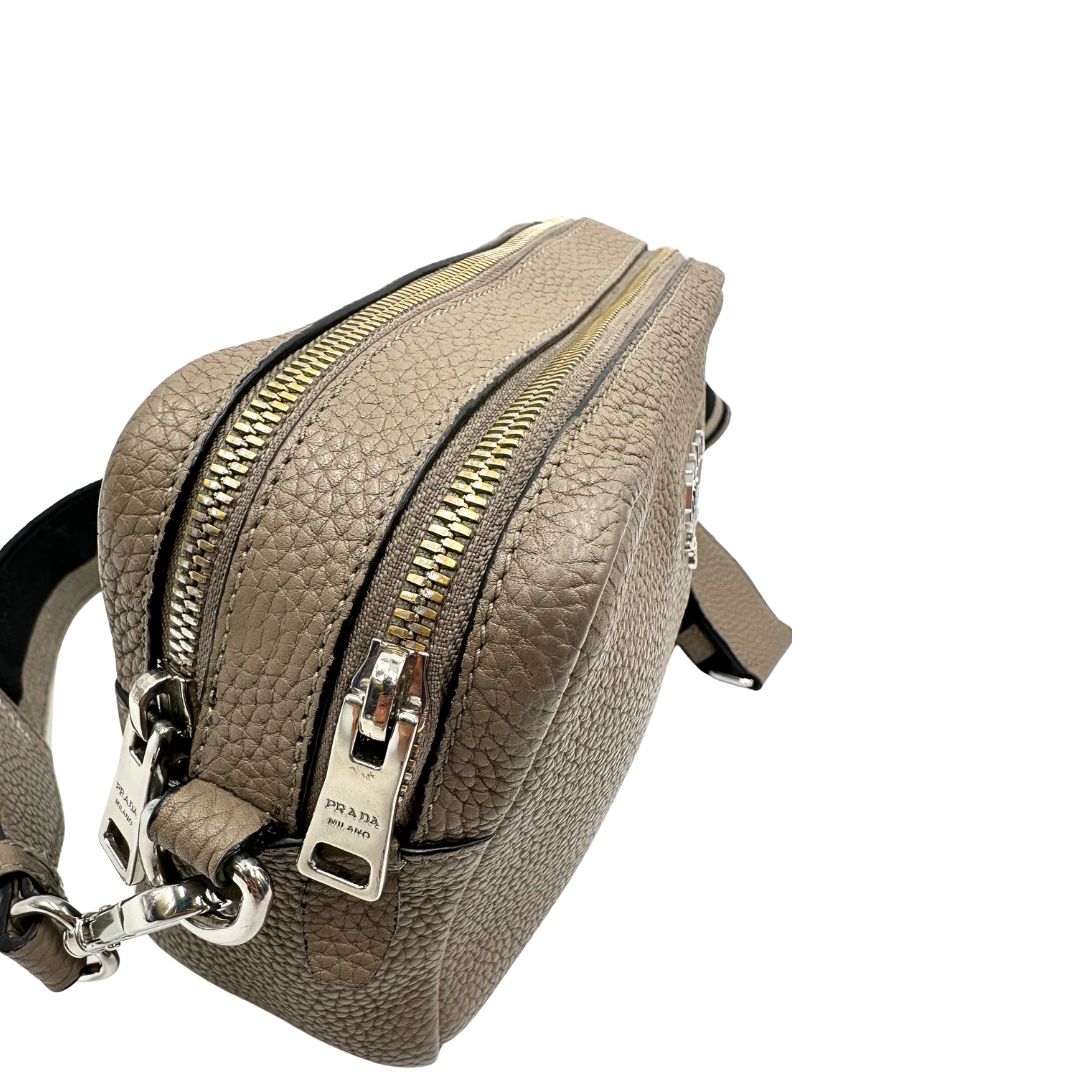 lato  Tracolla Prada in pelle martellata color tortora, di lusso, originale, ottime condizioni, usata. 