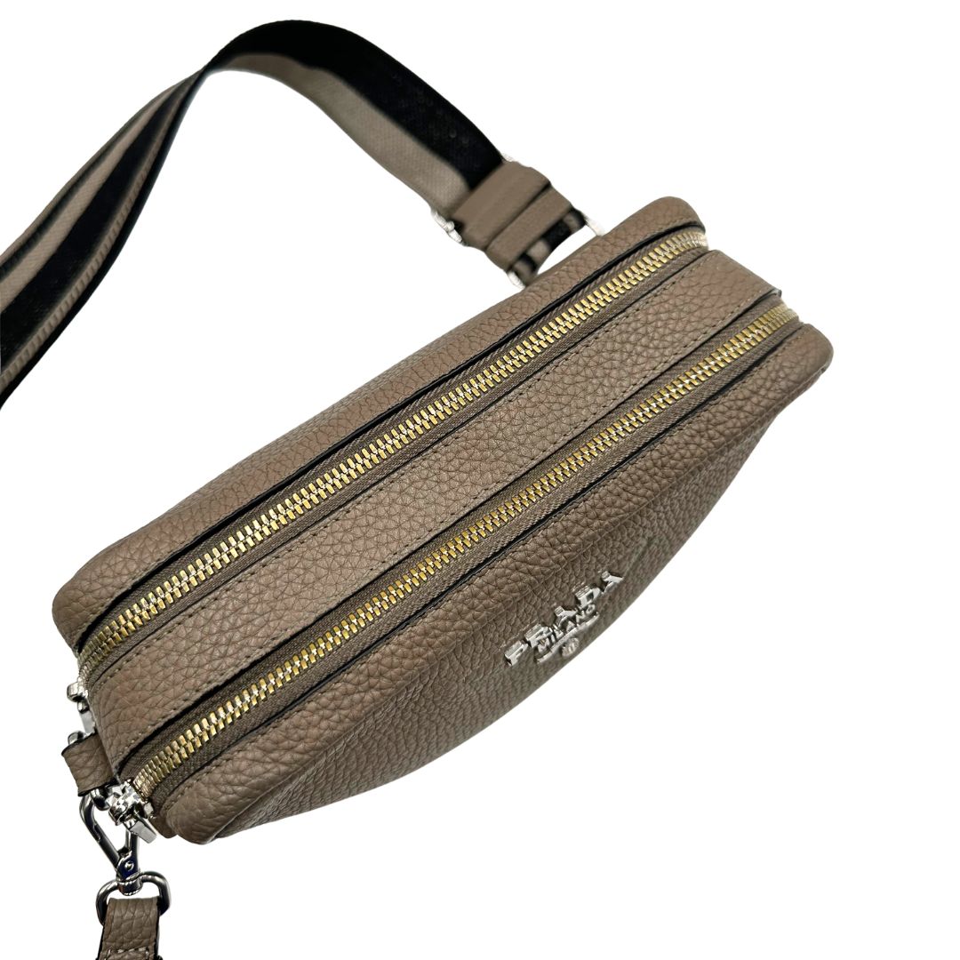 chiusura della  Tracolla Prada in pelle martellata color tortora, di lusso, originale, ottime condizioni, usata. 