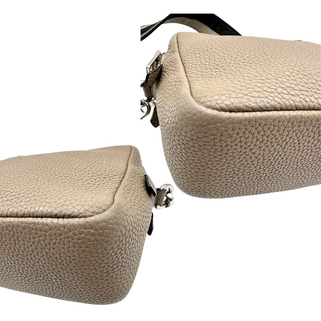 angoli  Tracolla Prada in pelle martellata color tortora, di lusso, originale, ottime condizioni, usata. 