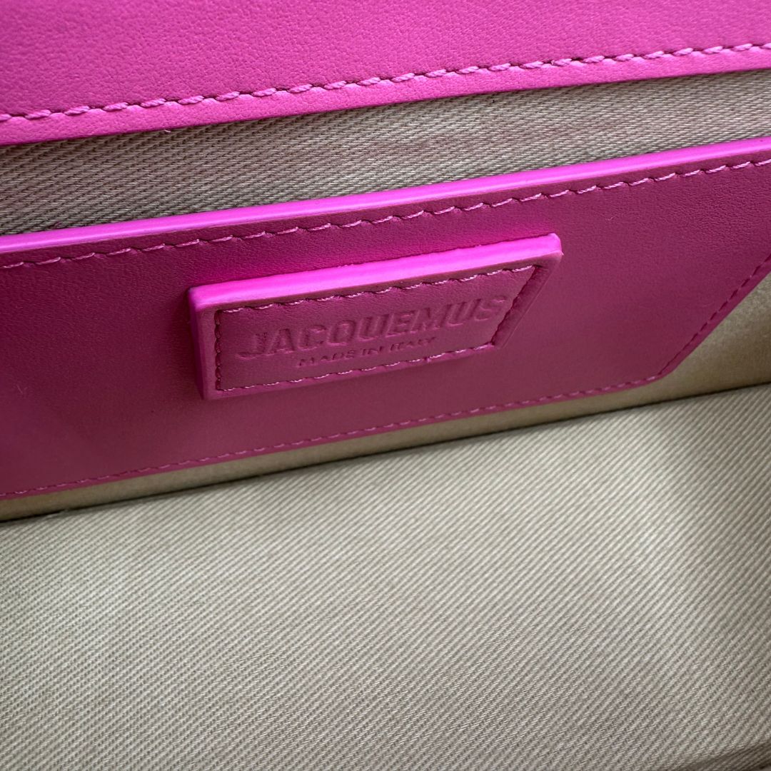 interno  Borsa Jacquemus nella versione Le Grand Bambino neon pink, di lusso, originale, eccellenti condizioni, usata. 