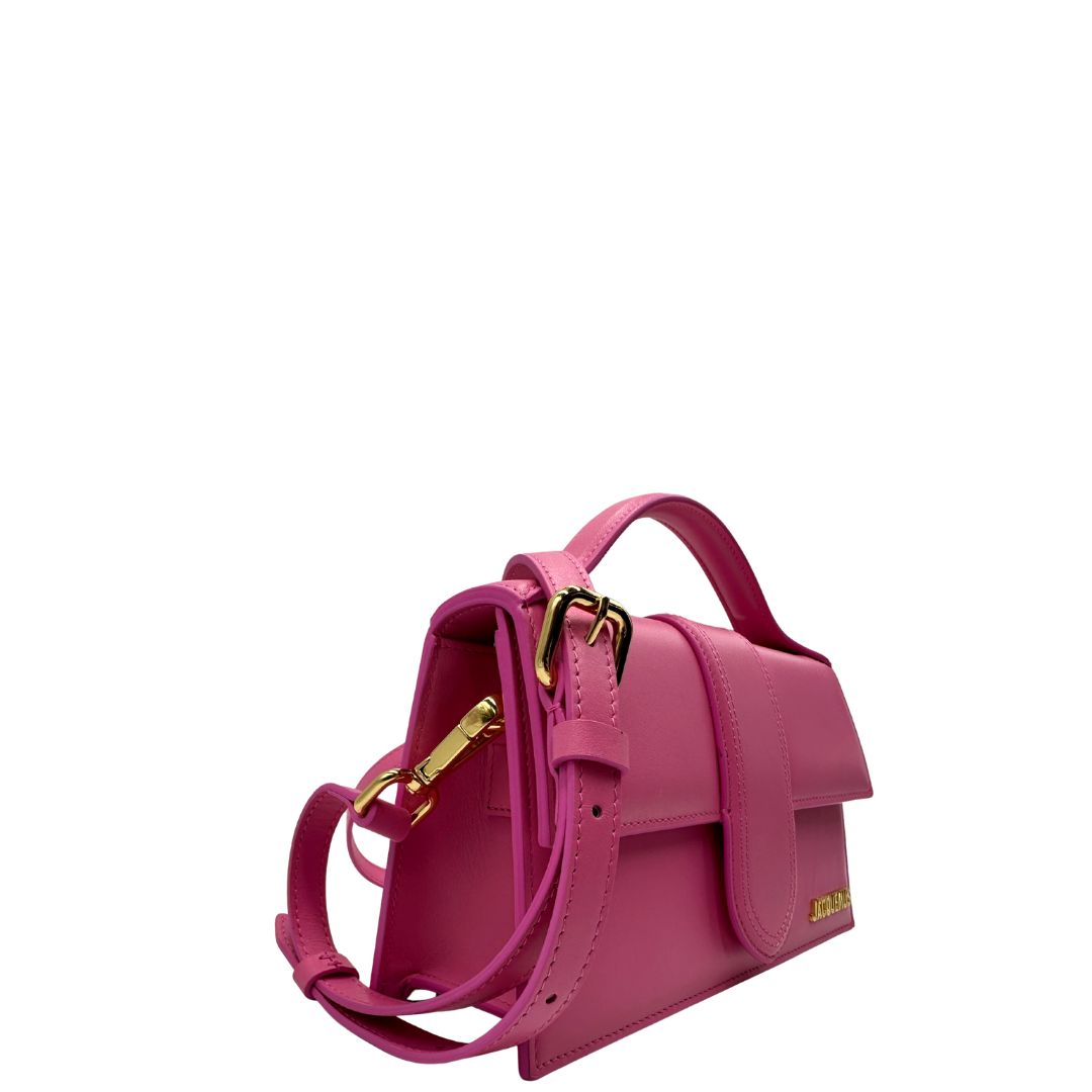 lato  Borsa Jacquemus nella versione Le Grand Bambino neon pink, di lusso, originale, eccellenti condizioni, usata. 