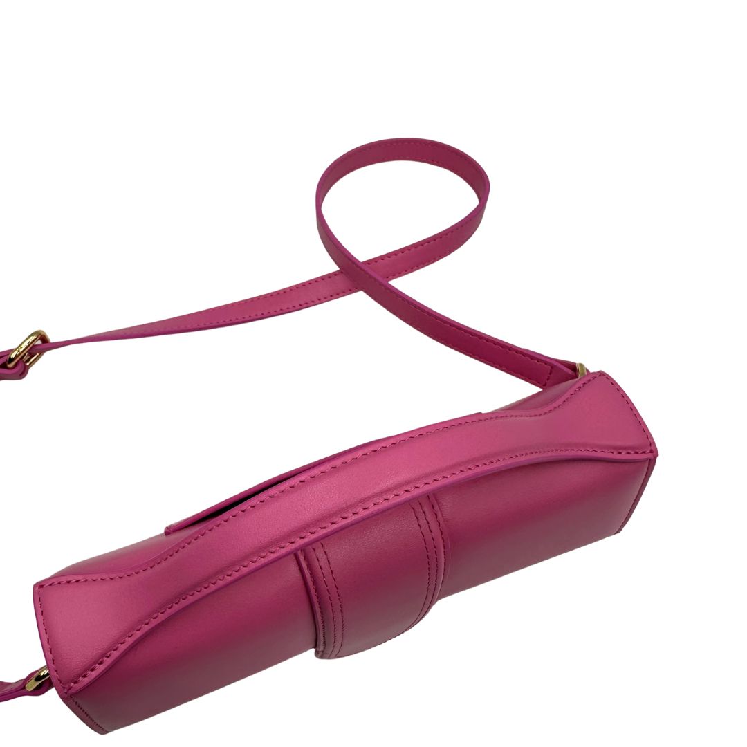 manico  Borsa Jacquemus nella versione Le Grand Bambino neon pink, di lusso, originale, eccellenti condizioni, usata. 
