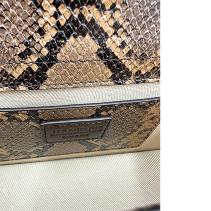 Interno, Borsa Jacquemus in pelle effetto pitone nei toni caldi del marrone. Originale, usata, di lusso, in ottime condizioni