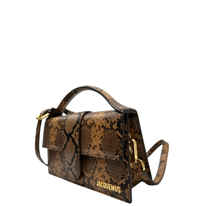 Lato sinistro, Borsa Jacquemus in pelle effetto pitone nei toni caldi del marrone. Originale, usata, di lusso, in ottime condizioni