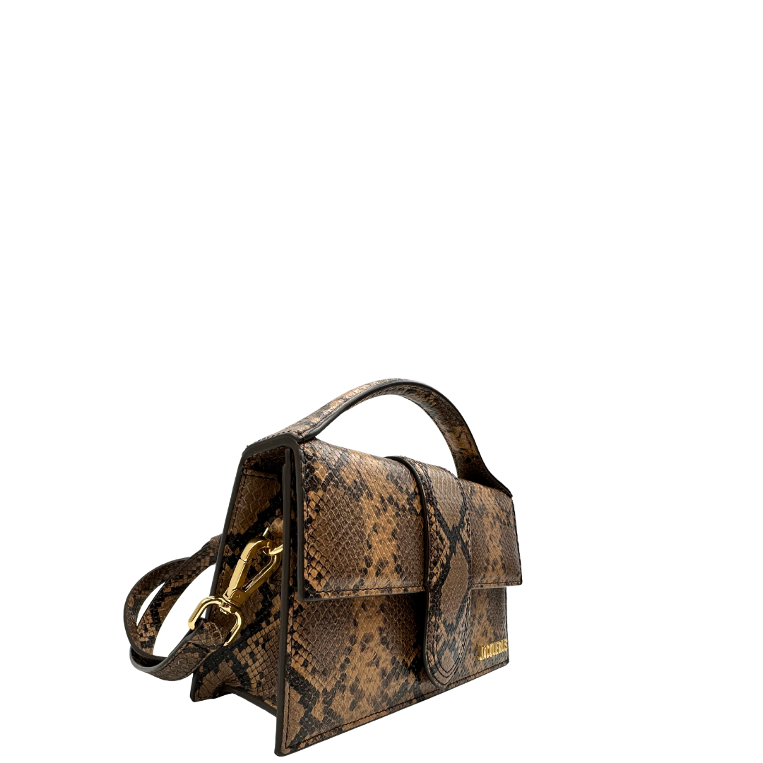 Lato destro, di una Borsa Jacquemus in pelle effetto pitone nei toni caldi del marrone. Originale, usata, di lusso, in ottime condizioni
