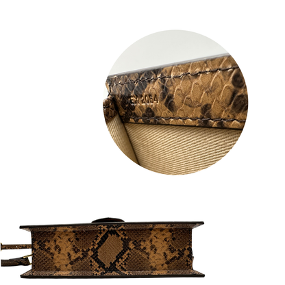 Base e codice, Borsa Jacquemus in pelle effetto pitone nei toni caldi del marrone. Originale, usata, di lusso, in ottime condizioni