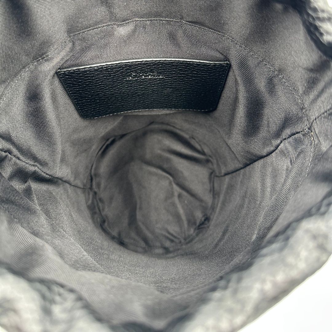 interno  Secchiello Pinko in pelle martellata nera, di lusso, originale, eccellenti condizioni, usata. 