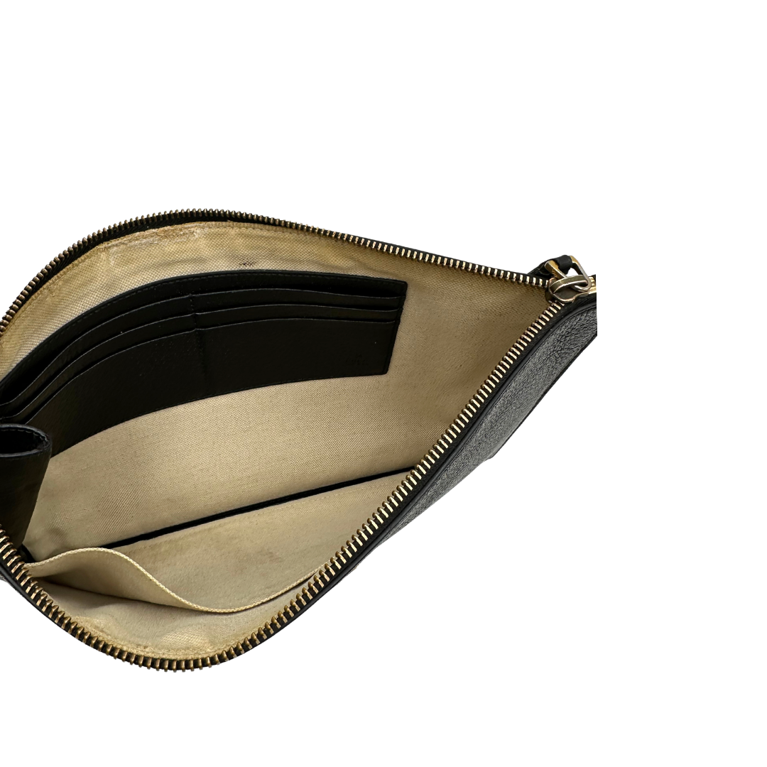 Interno, Pochette Gucci in pelle martellata nera e hardware dorato. Originale, usata, di lusso, in ottime condizioni.