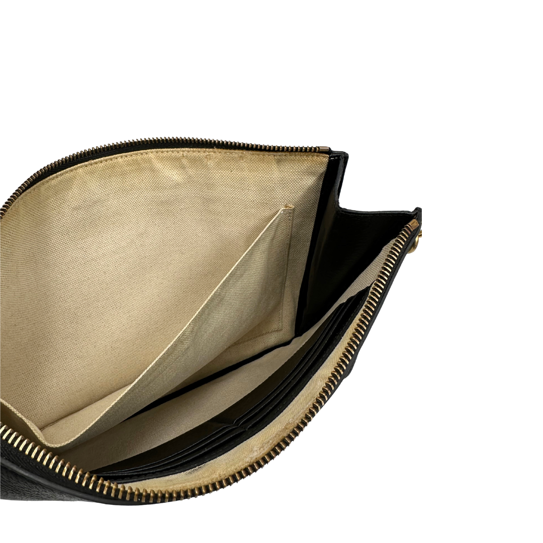 Interno, Pochette Gucci in pelle martellata nera e hardware dorato. Originale, usata, di lusso, in ottime condizioni.