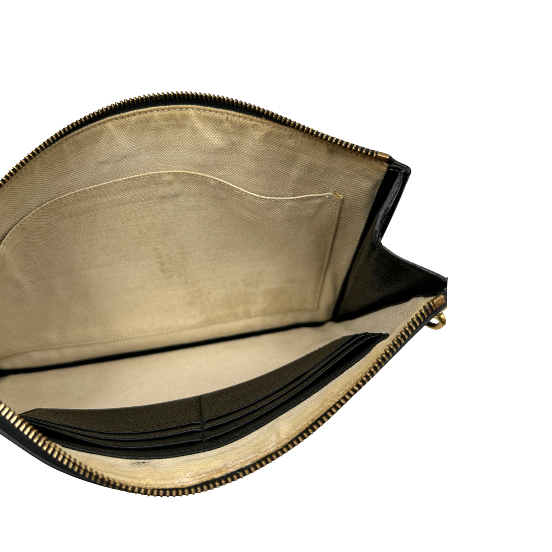 Interno, Pochette Gucci in pelle martellata nera e hardware dorato. Originale, usata, di lusso, in ottime condizioni.