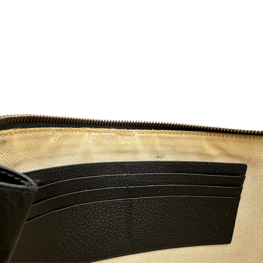 Interno, Pochette Gucci in pelle martellata nera e hardware dorato. Originale, usata, di lusso, in ottime condizioni.