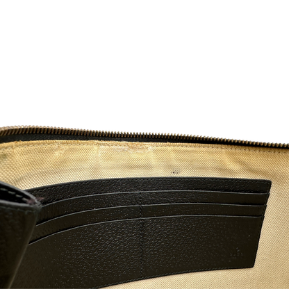 Interno, Pochette Gucci in pelle martellata nera e hardware dorato. Originale, usata, di lusso, in ottime condizioni.