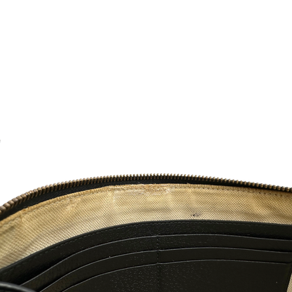 Interno, Pochette Gucci in pelle martellata nera e hardware dorato. Originale, usata, di lusso, in ottime condizioni.