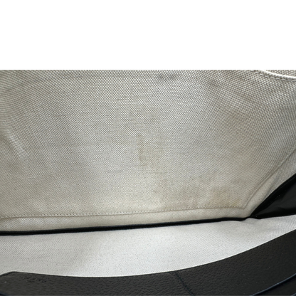 Interno, Pochette Gucci in pelle martellata nera e hardware dorato. Originale, usata, di lusso, in ottime condizioni.