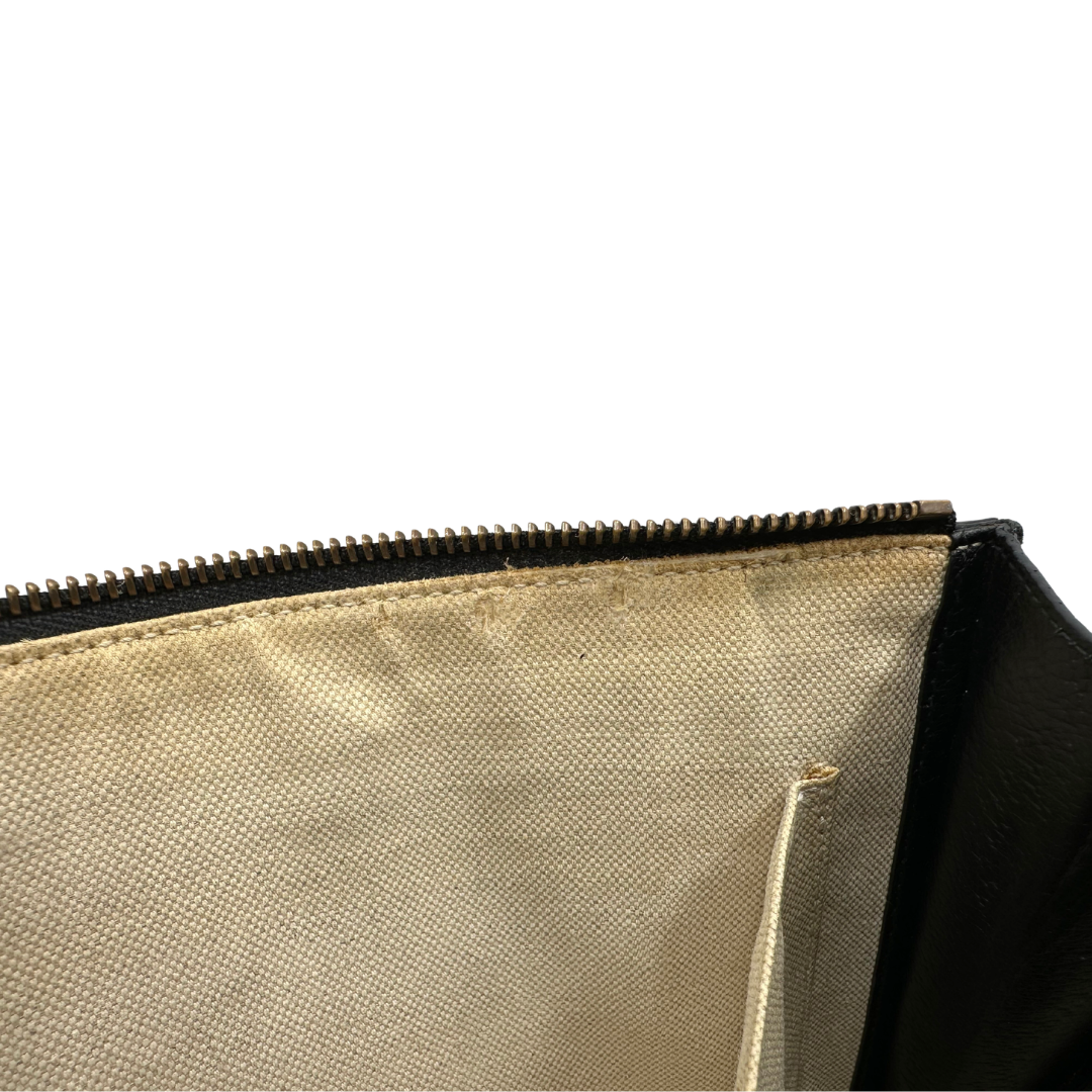 Interno, Pochette Gucci in pelle martellata nera e hardware dorato. Originale, usata, di lusso, in ottime condizioni.
