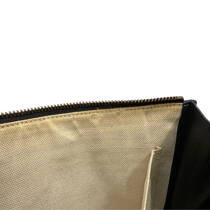 Interno, Pochette Gucci in pelle martellata nera e hardware dorato. Originale, usata, di lusso, in ottime condizioni.