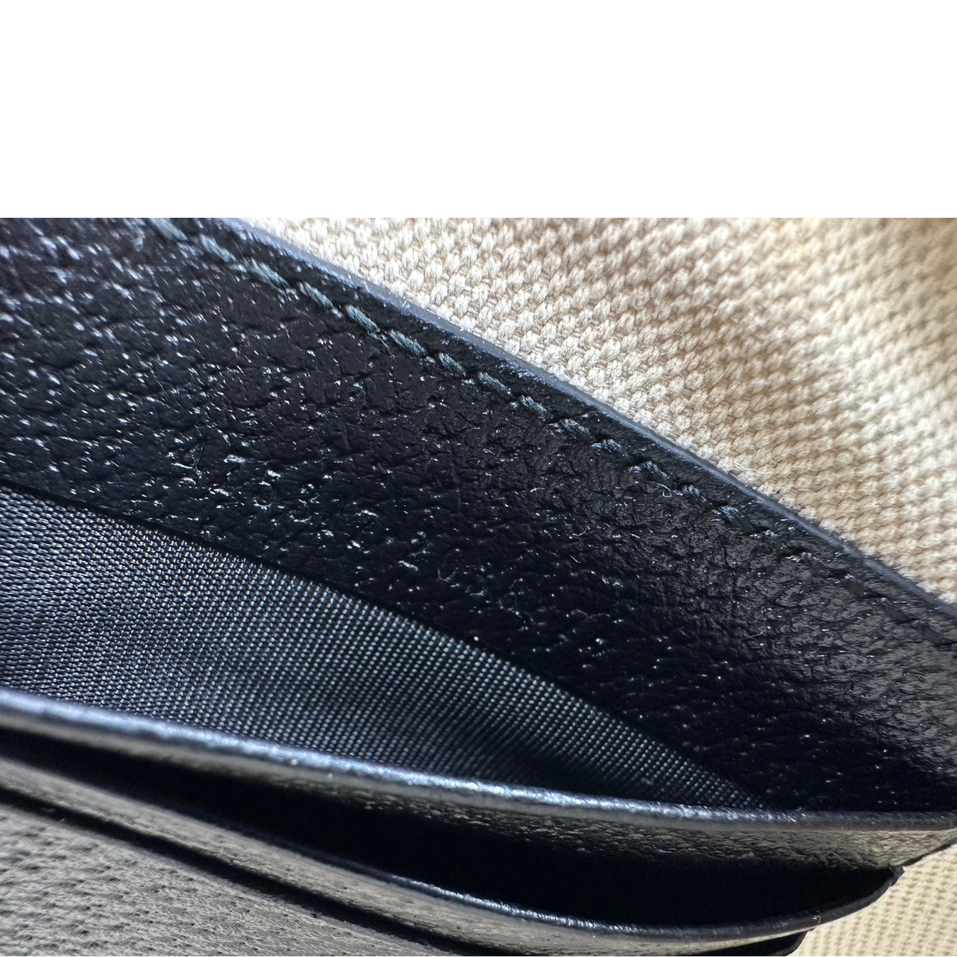 Codice, Pochette Gucci in pelle martellata nera e hardware dorato. Originale, usata, di lusso, in ottime condizioni.