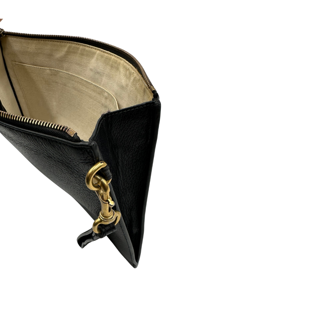 Pochette Gucci in pelle martellata nera e hardware dorato. Originale, usata, di lusso, in ottime condizioni.