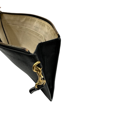 Pochette Gucci in pelle martellata nera e hardware dorato. Originale, usata, di lusso, in ottime condizioni.