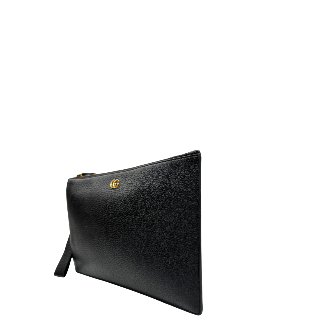 Lato sinistro, Pochette Gucci in pelle martellata nera e hardware dorato. Originale, usata, di lusso, in ottime condizioni.