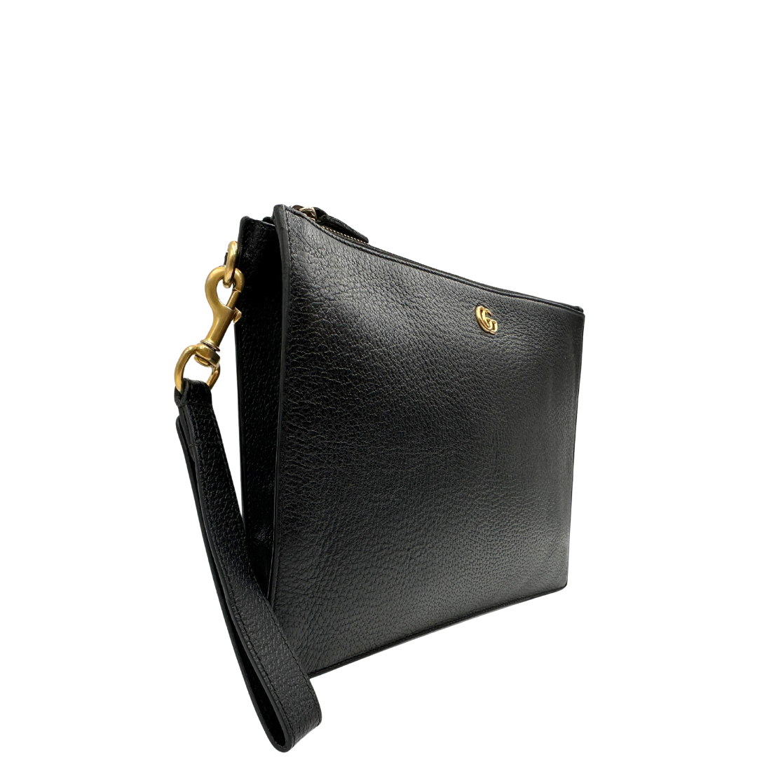 Lato destro, Pochette Gucci in pelle martellata nera e hardware dorato. Originale, usata, di lusso, in ottime condizioni.