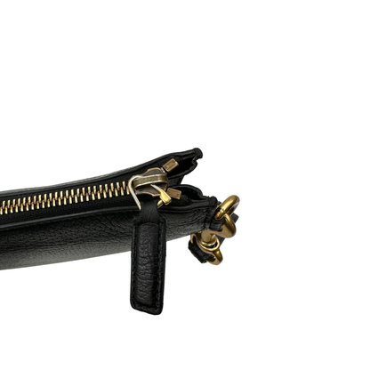 Chiusura, Pochette Gucci in pelle martellata nera e hardware dorato. Originale, usata, di lusso, in ottime condizioni.