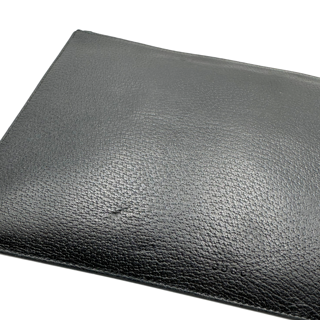 Retro, Pochette Gucci in pelle martellata nera e hardware dorato. Originale, usata, di lusso, in ottime condizioni.