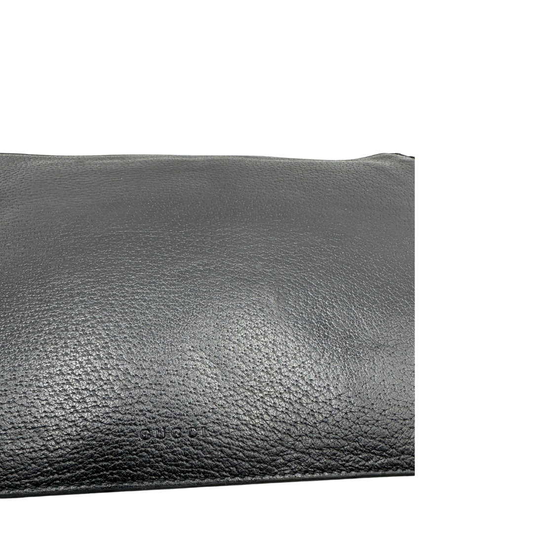 Retro, Pochette Gucci in pelle martellata nera e hardware dorato. Originale, usata, di lusso, in ottime condizioni.