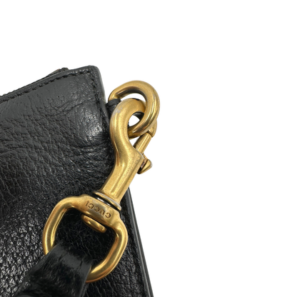 Pochette Gucci in pelle martellata nera e hardware dorato. Originale, usata, di lusso, in ottime condizioni.