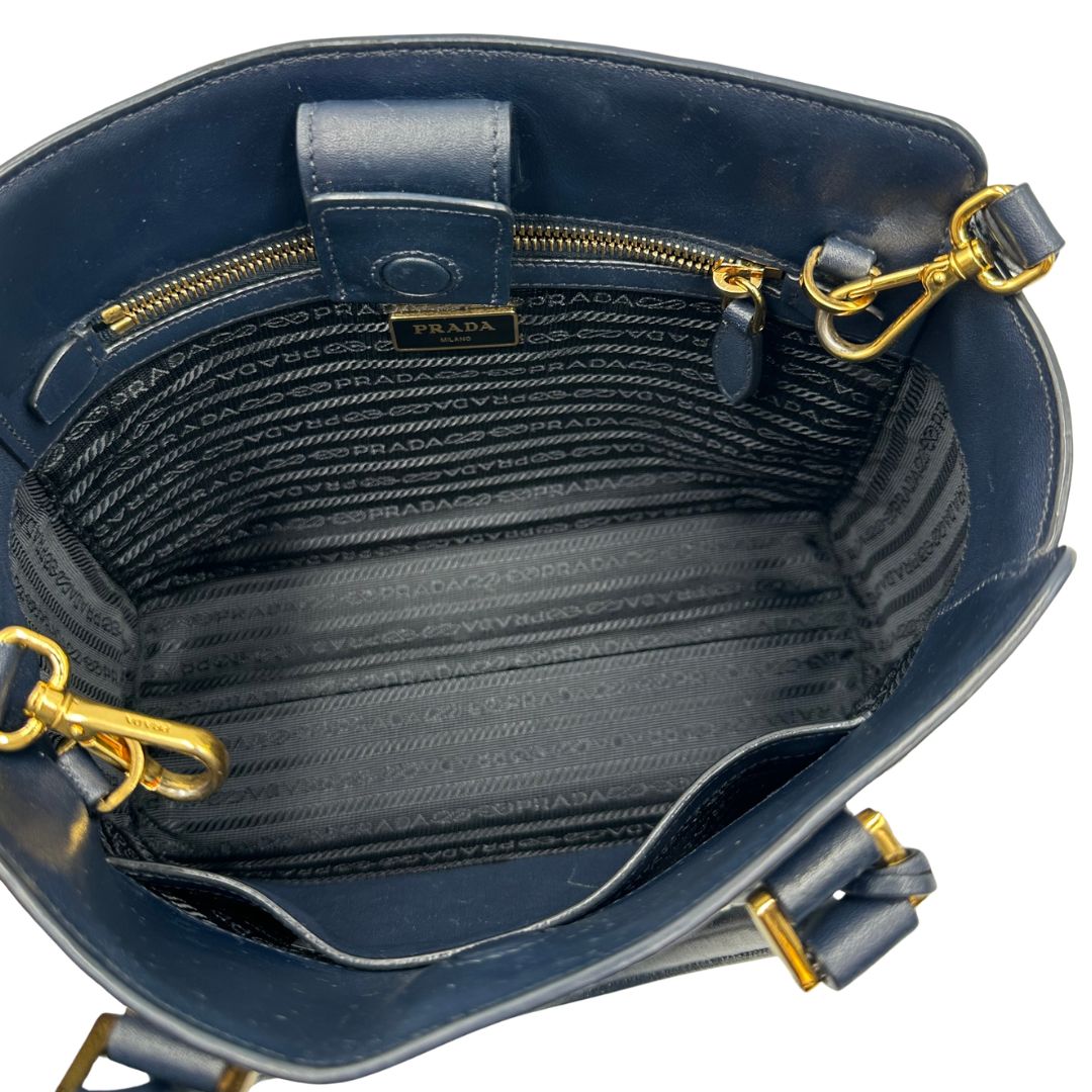interno Borsa Prada in pelle saffiano blu, di lusso, originale, ottime condizioni, usata. 