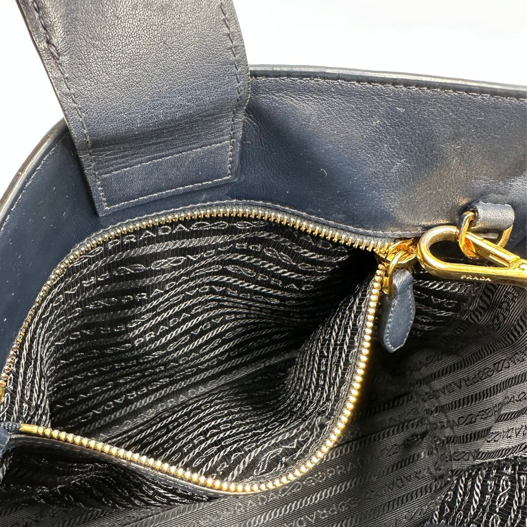 interno Borsa Prada in pelle saffiano blu, di lusso, originale, ottime condizioni, usata. 