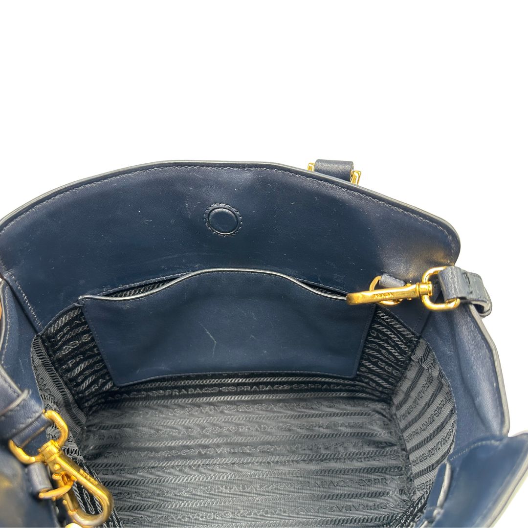 interno Borsa Prada in pelle saffiano blu, di lusso, originale, ottime condizioni, usata. 