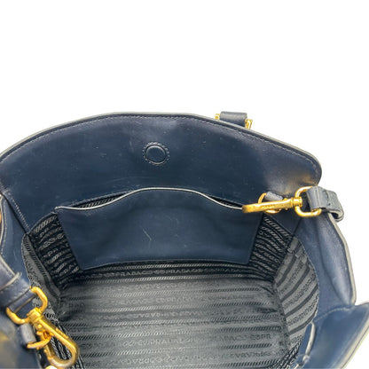 interno Borsa Prada in pelle saffiano blu, di lusso, originale, ottime condizioni, usata. 