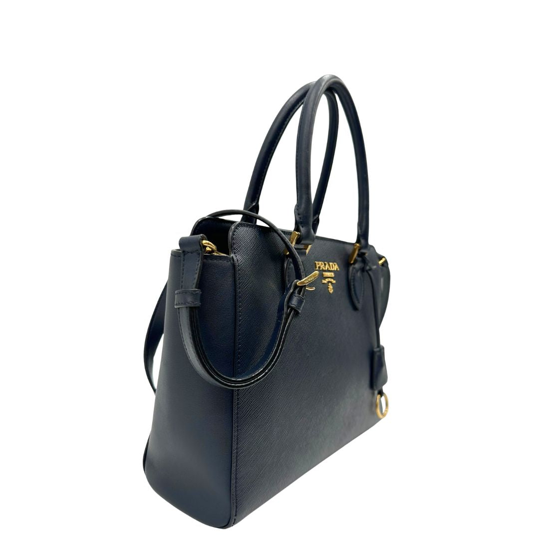 lato Borsa Prada in pelle saffiano blu, di lusso, originale, ottime condizioni, usata.