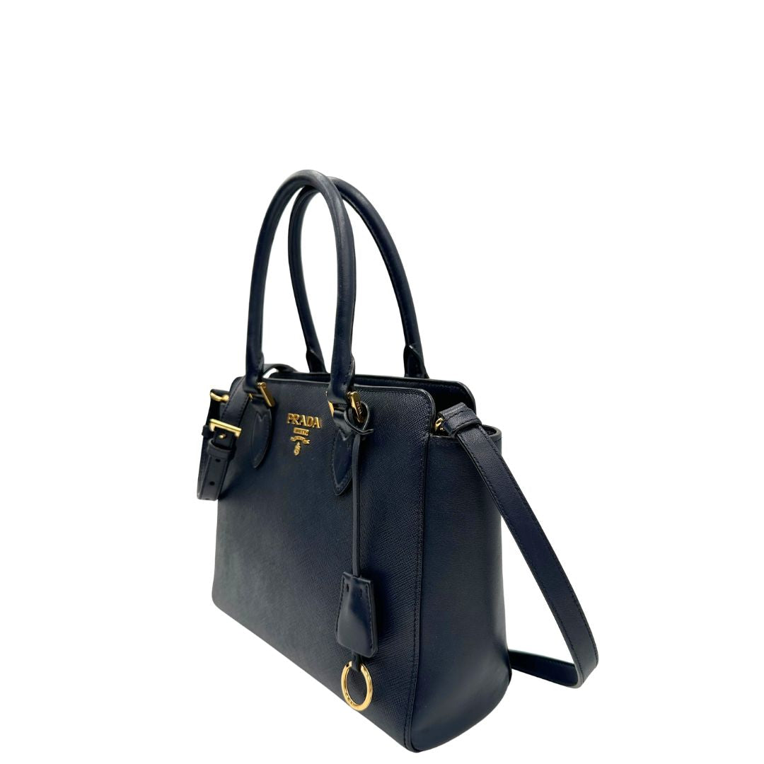 lato Borsa Prada in pelle saffiano blu, di lusso, originale, ottime condizioni, usata.