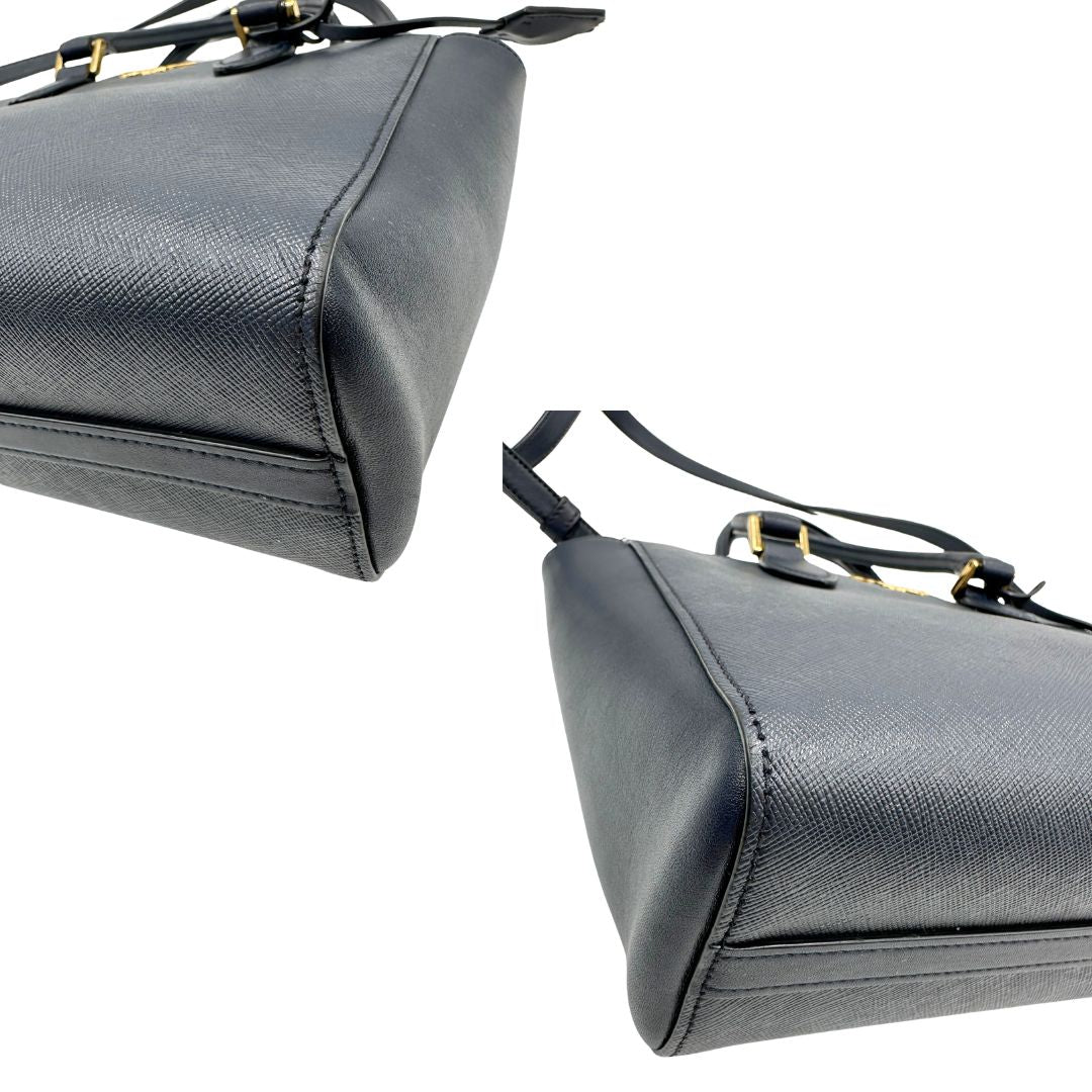 angoli Borsa Prada in pelle saffiano blu, di lusso, originale, ottime condizioni, usata. 