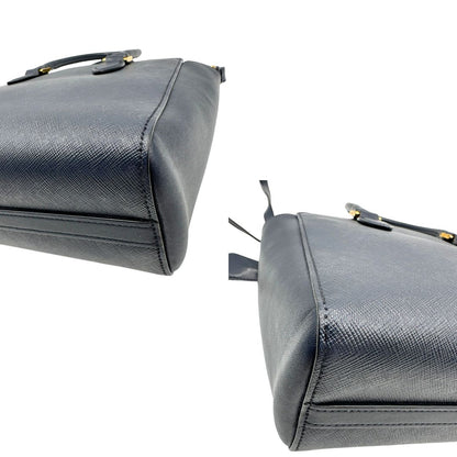 angoli Borsa Prada in pelle saffiano blu, di lusso, originale, ottime condizioni, usata. 