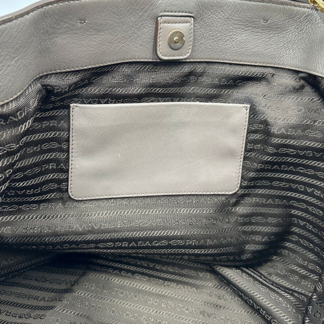 interno Borsa Prada in pelle color tortora con tracolla e parti metalliche dorate, di lusso, originale, ottime condizioni, usata. 