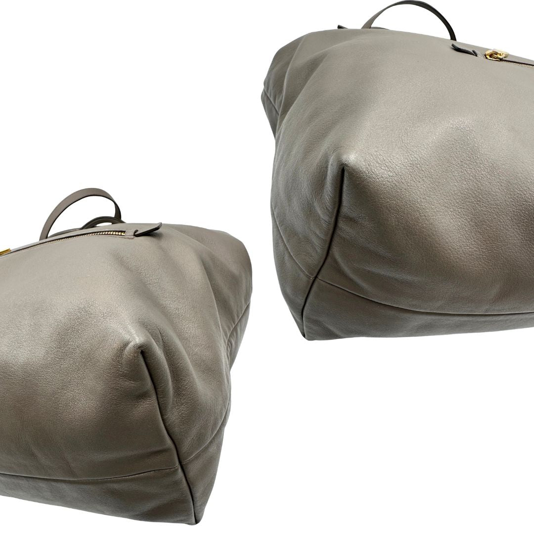 angoli Borsa Prada in pelle color tortora con tracolla e parti metalliche dorate, di lusso, originale, ottime condizioni, usata. 